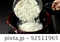 土鍋でご飯を炊く　洗い米を入れる 92511965
