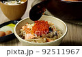 いくらの醤油漬けを鮭ときのこの炊き込みご飯にのせる 92511967