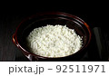 土鍋炊き込みご飯　調味料を入れて混ぜる 92511971