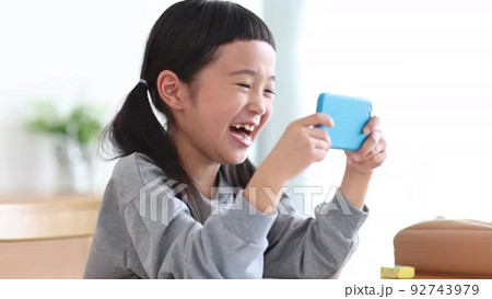 オンライン学習をする小学生の女の子 スマートフォンの動画素材