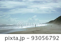 夏天的海和釣魚者 93056792