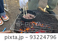 在營地燒烤場用木炭烤肉 93224796