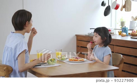 プチトマト少女ヌード写真集 女の子 少女 トマト プチトマトの動画素材・映像 - PIXTA