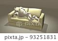 ソファでくつろぐ男 93251831