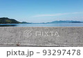 堤防前から上昇するドローン空撮 93297478