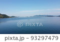 海上でホバリングして右旋回するドローン空撮 93297479