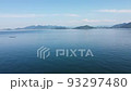 海上でホバリングしてチルトダウンするドローン空撮 93297480