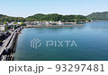 海上でホバリングして静止するドローン空撮 93297481