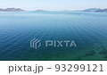 海上でホバリングして右旋回するドローン空撮 93299121