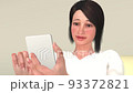スマホを笑顔で見る女性左側 93372821