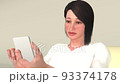 スマホを真顔で見る女性左側 93374178