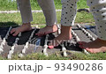 仲良し女の子が足ツボ公園で遊ぶ 93490286