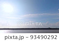 海の上の白い雲が流れるタウムラプス動画 93490292