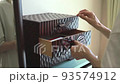 急忙從抽屜裡拿出存摺和印章的女人 93574912