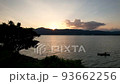 夕陽の琵琶湖　湖面をカヌーが行く 93662256