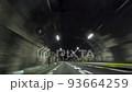 夜の高速道路　トンネルを走る 93664259