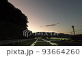 朝焼けの高速走路　朝日に向かって走る 93664260