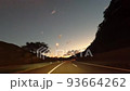 朝焼けの高速走路　朝日に向かって走る 93664262