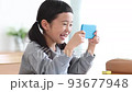 小學女孩智能手機在線學習 93677948