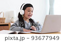 在線學習的小學女生 93677949