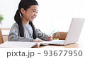 在線學習的小學女生 93677950