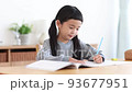 在家學習的小學女孩 93677951