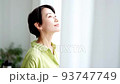 窓際でくつろぐ女性 93747749