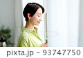 窓際でくつろぐ女性 93747750