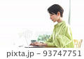パソコン作業が終わって、パソコンを閉じる女性 93747751