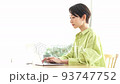 パソコン作業が終わって、パソコンを閉じる女性 93747752