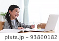 在線學習的小學女生 93860182