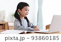 在線學習的小學女生 93860185