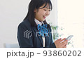 女學生一邊看智能手機一邊高興 高中生 初中生 93860202