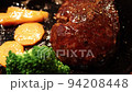 鉄板焼きのハンバーグ 94208448