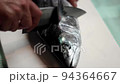 寿司職人が鰆（さわら）を捌く 94364667