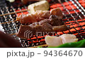 串料理を網焼き 94364670