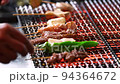 串料理を網焼き 94364672