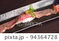 A5黒毛和牛の肉寿司を炙る 94364728