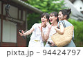 旅行中にスマホで自撮りする若い女性の動画素材 [94424797]