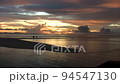 モルディブの夕景 94547130