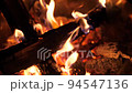 焚火のスローモーション 94547136