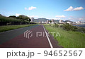 青空とのどかな河川敷 94652567