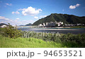 青空と川と山と草木 美しい景色 94653521