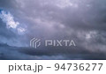 台風接近中に刻々と変化する空模様 94736277