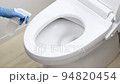 トイレの消毒拭き掃除 94820454