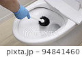 ブラシでトイレ掃除 94841460