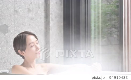 お風呂の湯舟でくつろぐ女性　湯気付きの動画素材