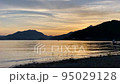 夕暮れ時の河口湖の風景 95029128