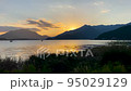 夕暮れ時の河口湖の風景 95029129