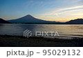 河口湖越しに眺める夕暮れ時の富士山 95029132